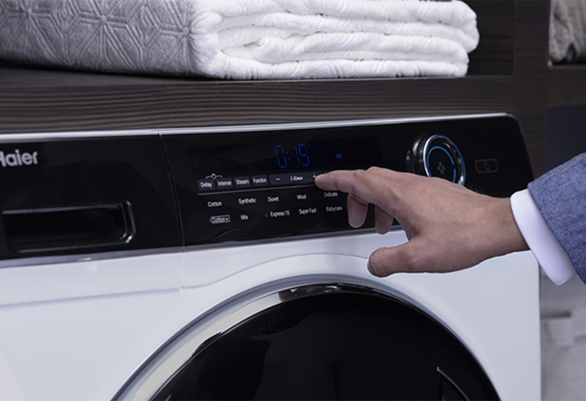 Απεικονίζεται χέρι να ρυθμίζει το στεγνωτήριο μέσω της οθόνης.